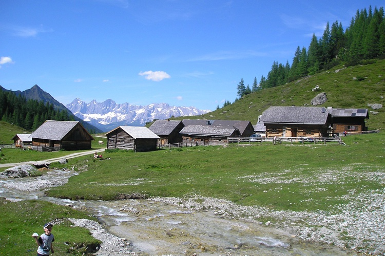 Ursprungalm mit Dachstein im Hintergrund